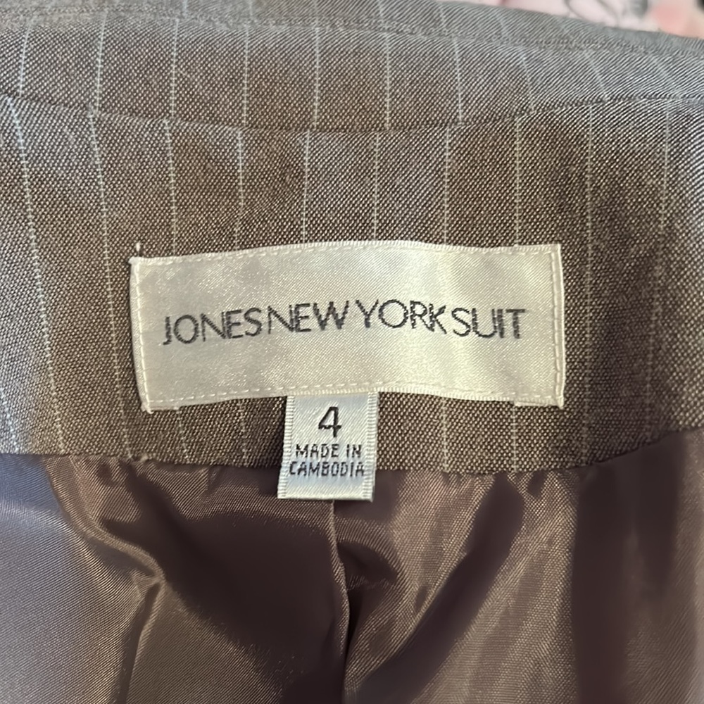 Jones NY Pants Suit - Picture 3 of 6